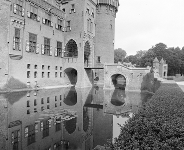 884909 Gezicht op de gevel met de hoofdingang van het Kasteel De Haar (Kasteellaan 1) te Haarzuilens (gemeente ...
